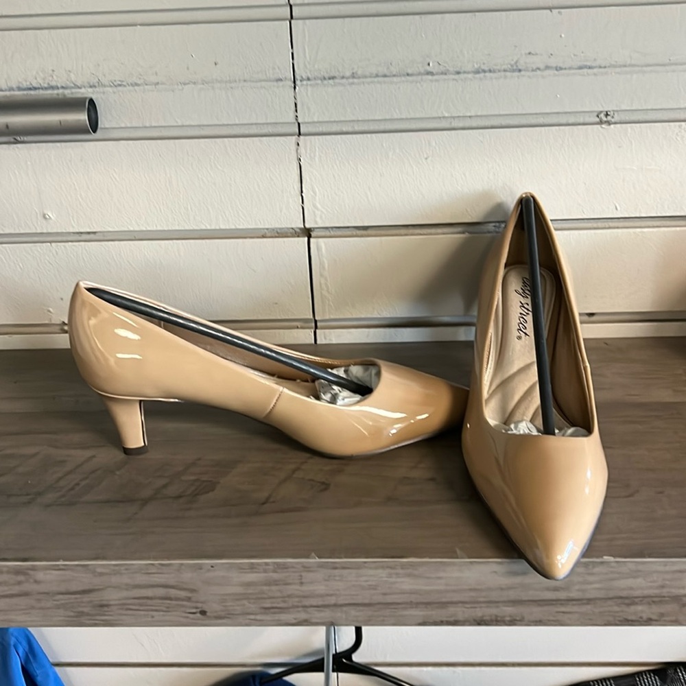 Easy Street Women’s Tan Heels. New! Size 7M.